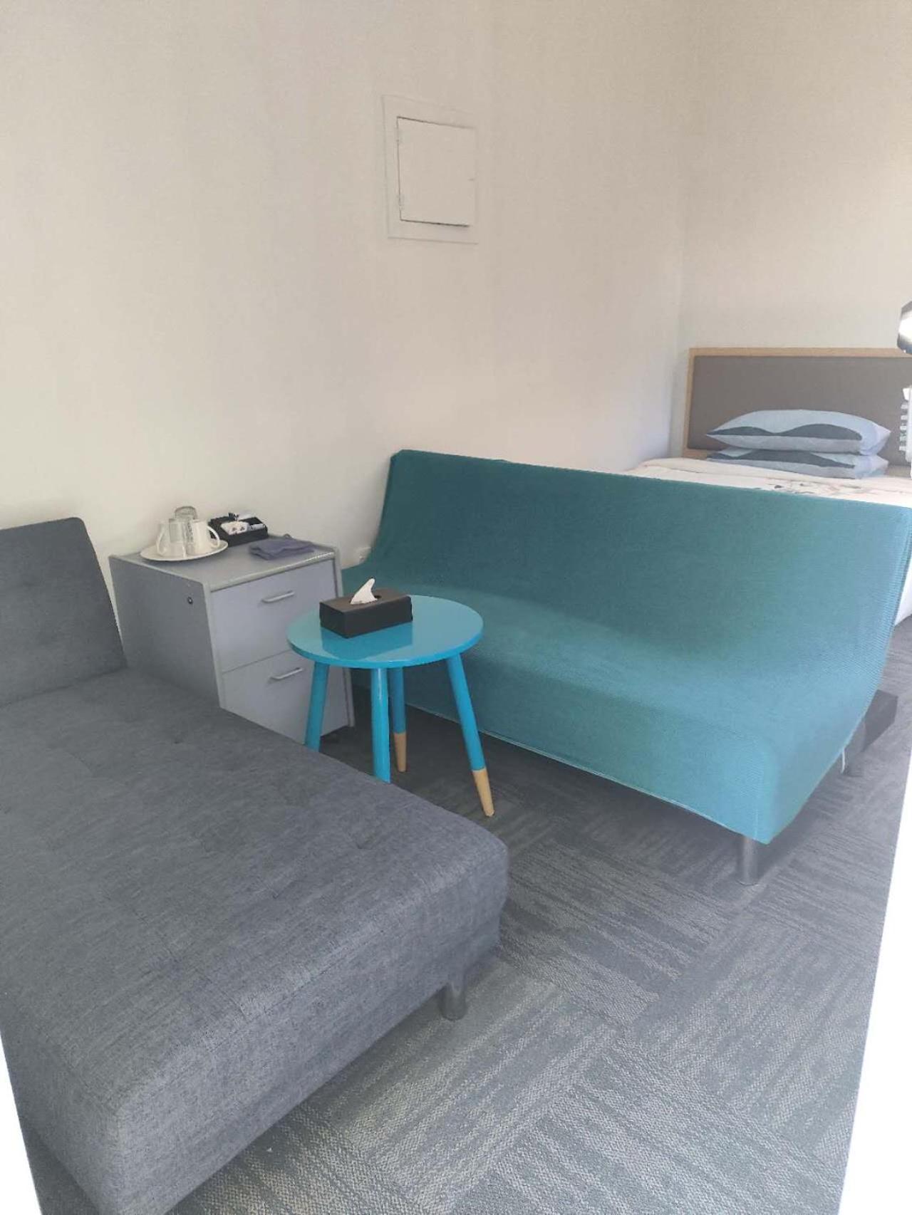 2 Double Bed Including 1 Double Sofa Bed At Epsom Guest house *